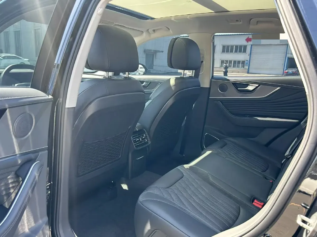 2023 HongQi HS5 2.0T 252HP L4 8AT,autocango,china used car exporter,china ev exporter,chinese used car exporter,chinese used ev exporter