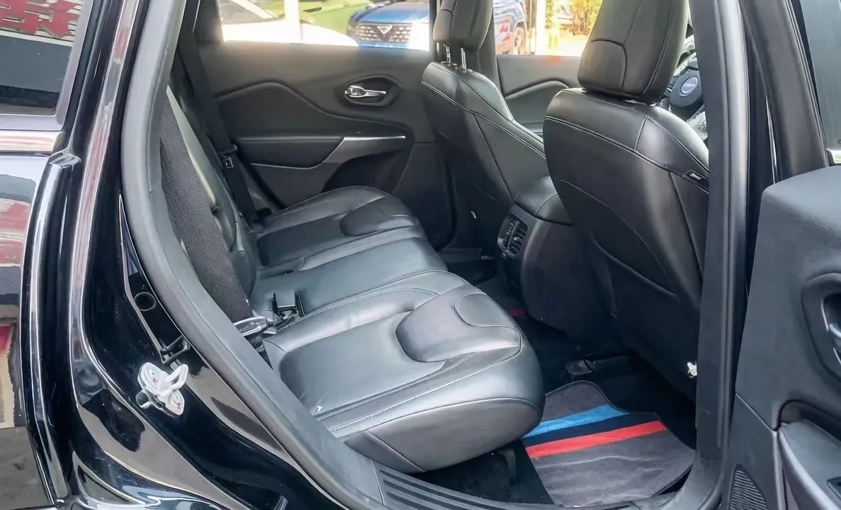 2019 Jeep Cherokee 2.0T 234HP L4 9AT,autocango,china used car exporter,china ev exporter,chinese used car exporter,chinese used ev exporter