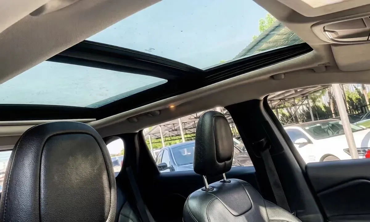 2019 Jeep Cherokee 2.0T 234HP L4 9AT,autocango,china used car exporter,china ev exporter,chinese used car exporter,chinese used ev exporter