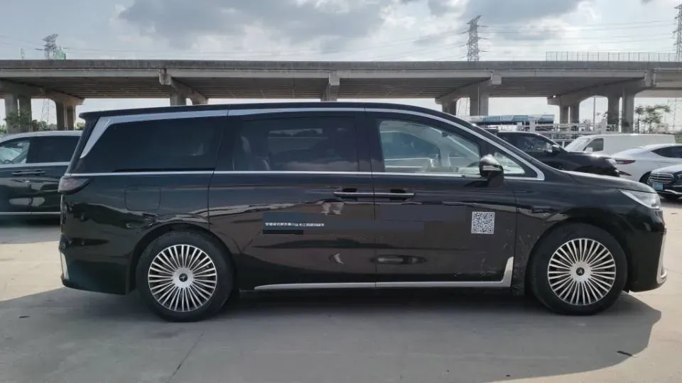 2025 Voyah Dream 1.5T 150HP L4 PHEV 41.7KWH,autocango,china used car exporter,china ev exporter,chinese used car exporter,chinese used ev exporter