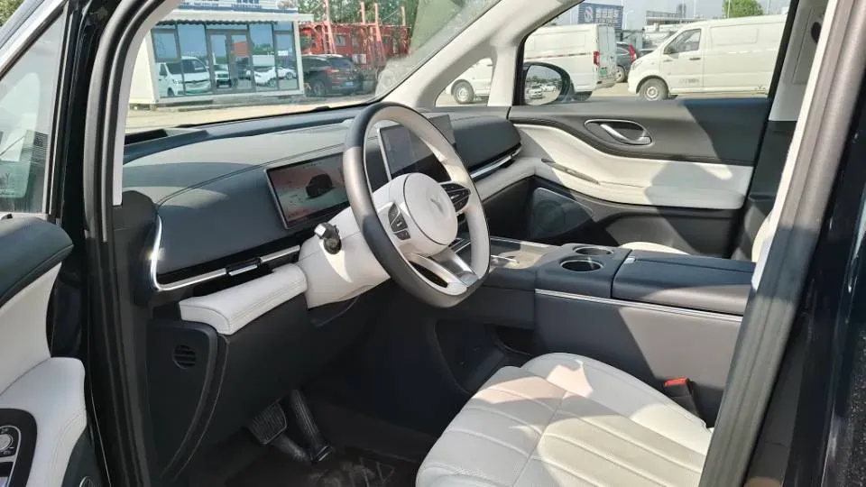 2025 Voyah Dream 1.5T 150HP L4 PHEV 41.7KWH,autocango,china used car exporter,china ev exporter,chinese used car exporter,chinese used ev exporter