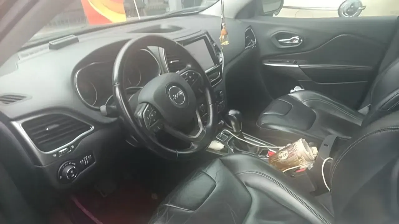 2019 Jeep Cherokee 2.0T 234HP L4 9AT,autocango,china used car exporter,china ev exporter,chinese used car exporter,chinese used ev exporter