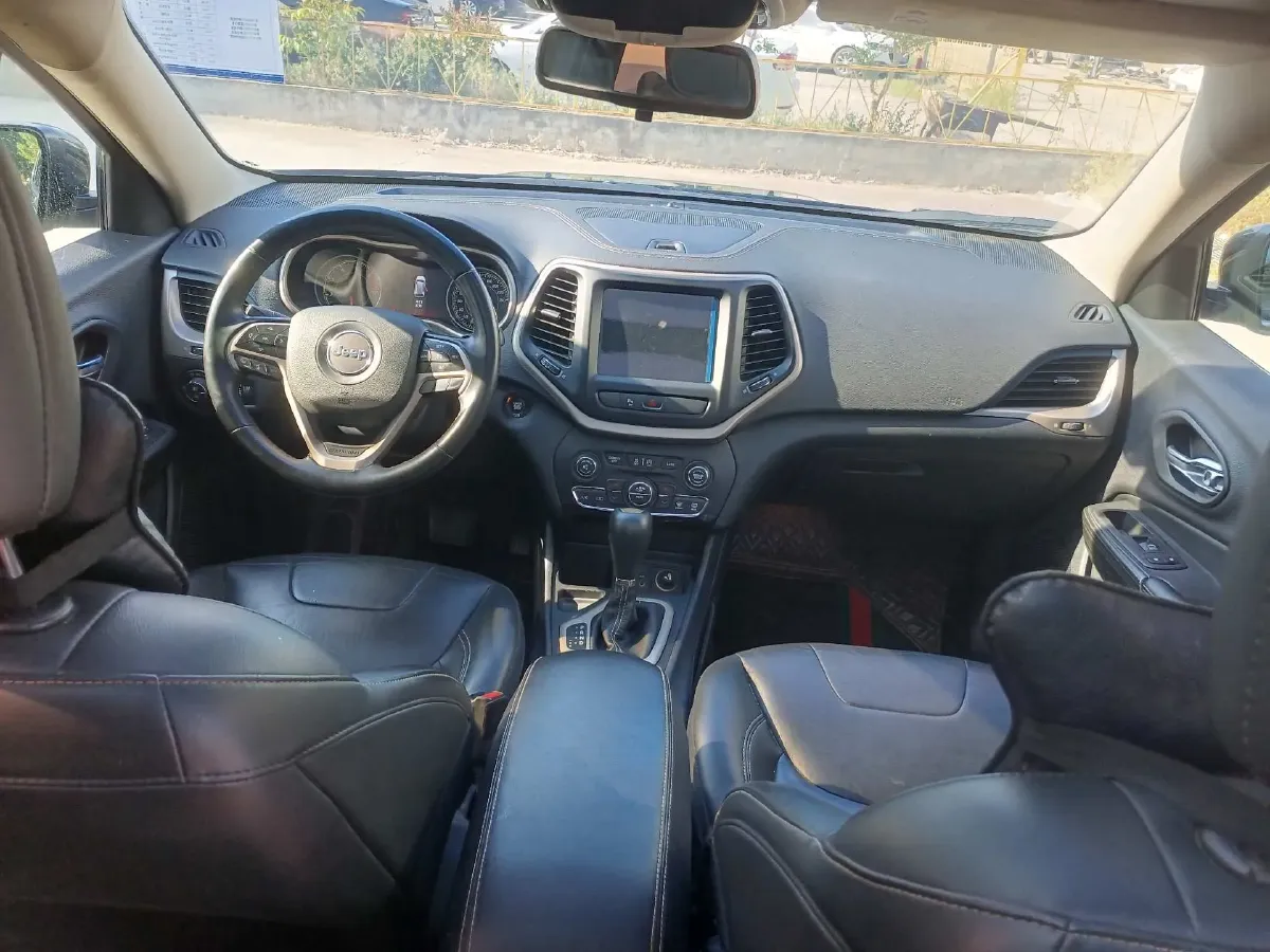 2017 Jeep Cherokee 2.4L 175HP L4 9AT,autocango,china used car exporter,china ev exporter,chinese used car exporter,chinese used ev exporter