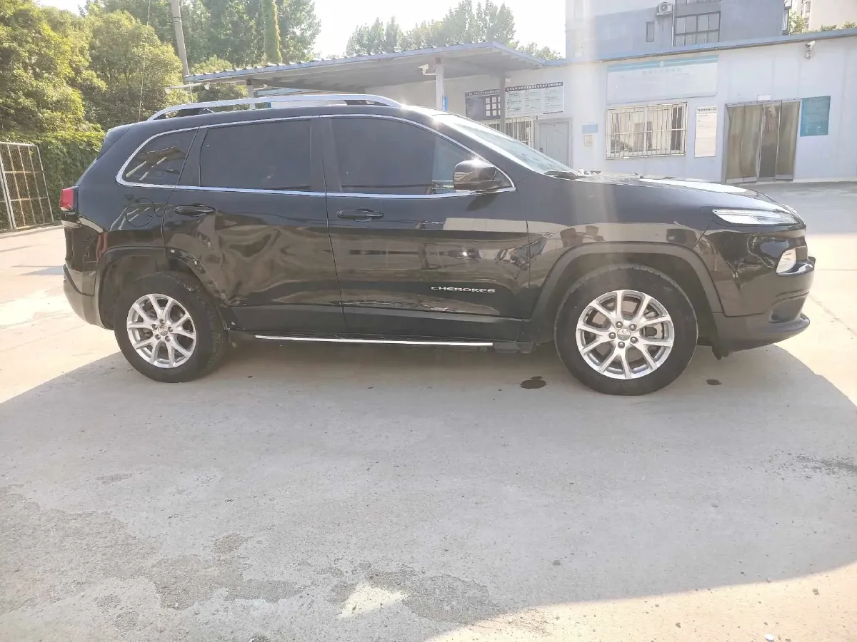 2017 Jeep Cherokee 2.4L 175HP L4 9AT,autocango,china used car exporter,china ev exporter,chinese used car exporter,chinese used ev exporter