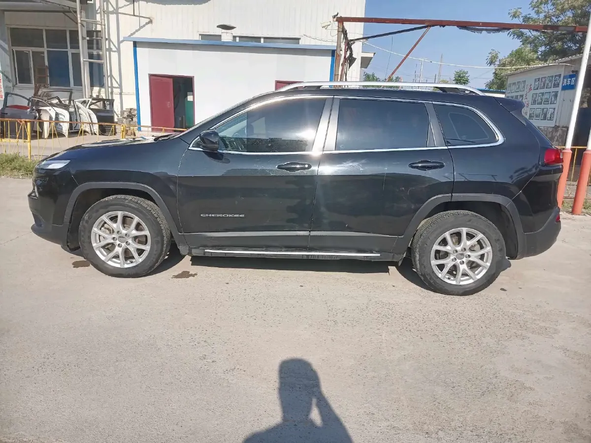 2017 Jeep Cherokee 2.4L 175HP L4 9AT,autocango,china used car exporter,china ev exporter,chinese used car exporter,chinese used ev exporter