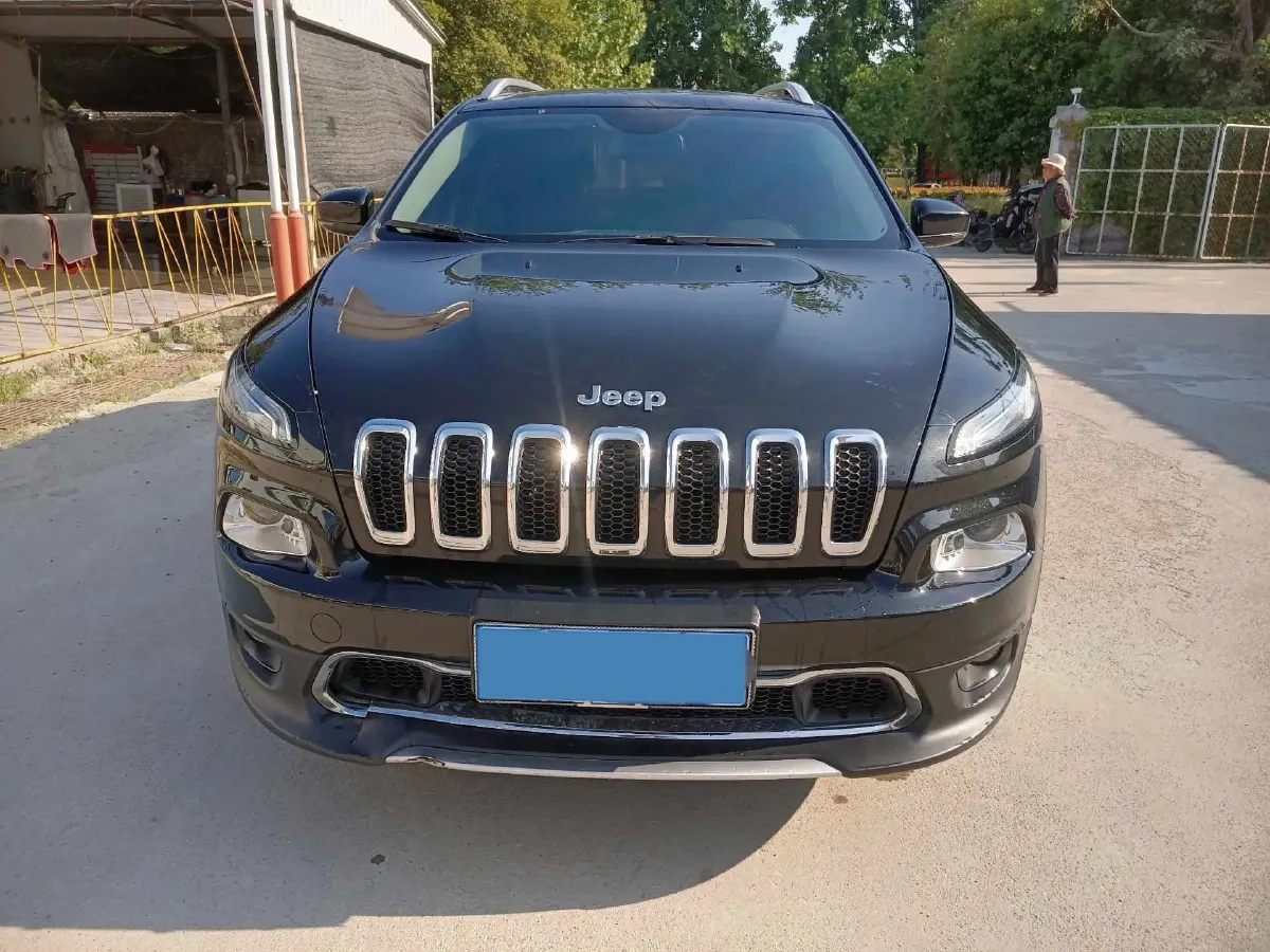 2017 Jeep Cherokee 2.4L 175HP L4 9AT,autocango,china used car exporter,china ev exporter,chinese used car exporter,chinese used ev exporter
