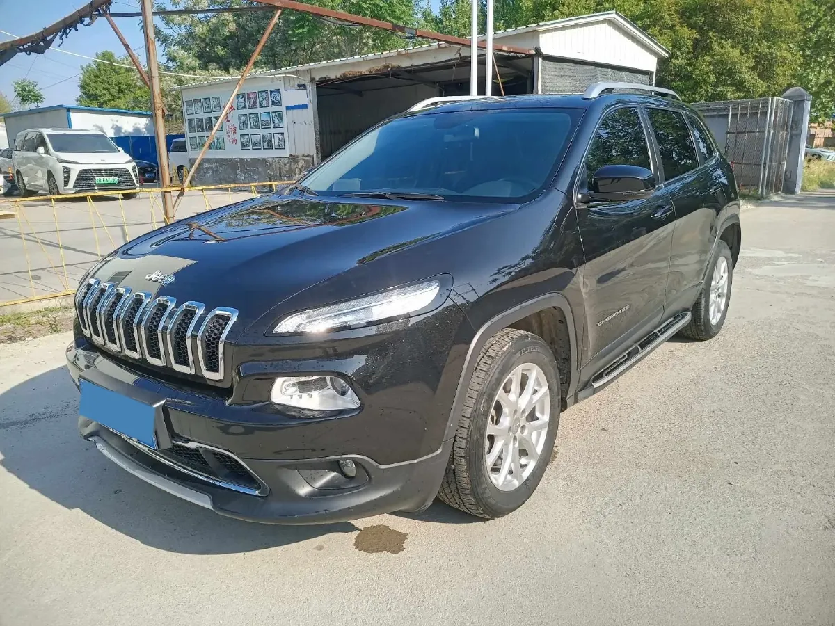 2017 Jeep Cherokee 2.4L 175HP L4 9AT,autocango,china used car exporter,china ev exporter,chinese used car exporter,chinese used ev exporter