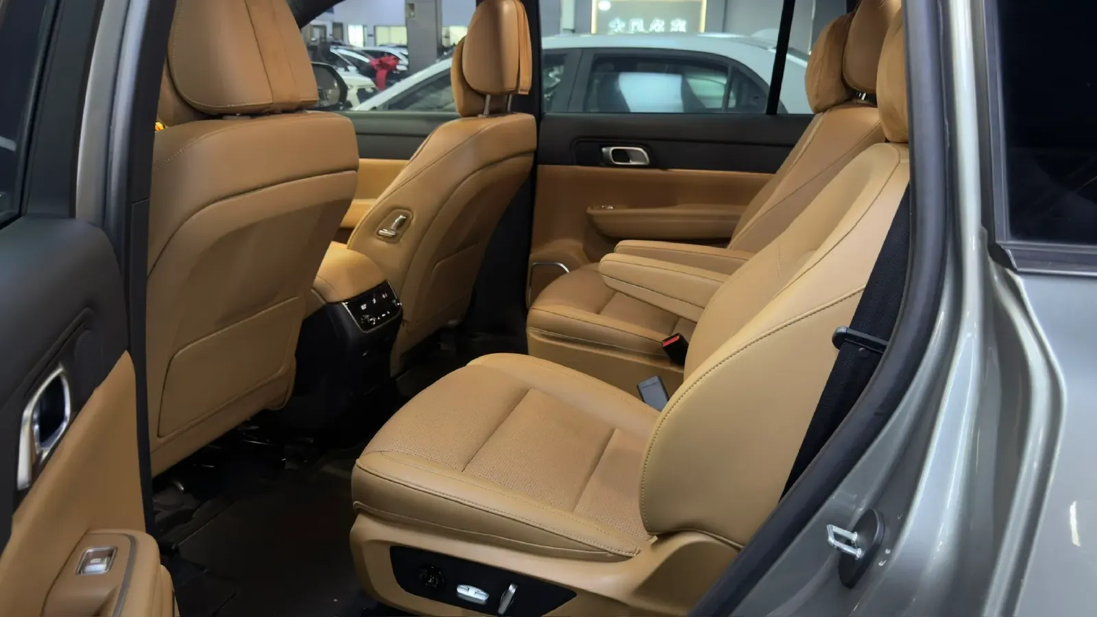 2021 Li ONE Range Extended 131HP REEV 40.5KWH,autocango,china used car exporter,china ev exporter,chinese used car exporter,chinese used ev exporter