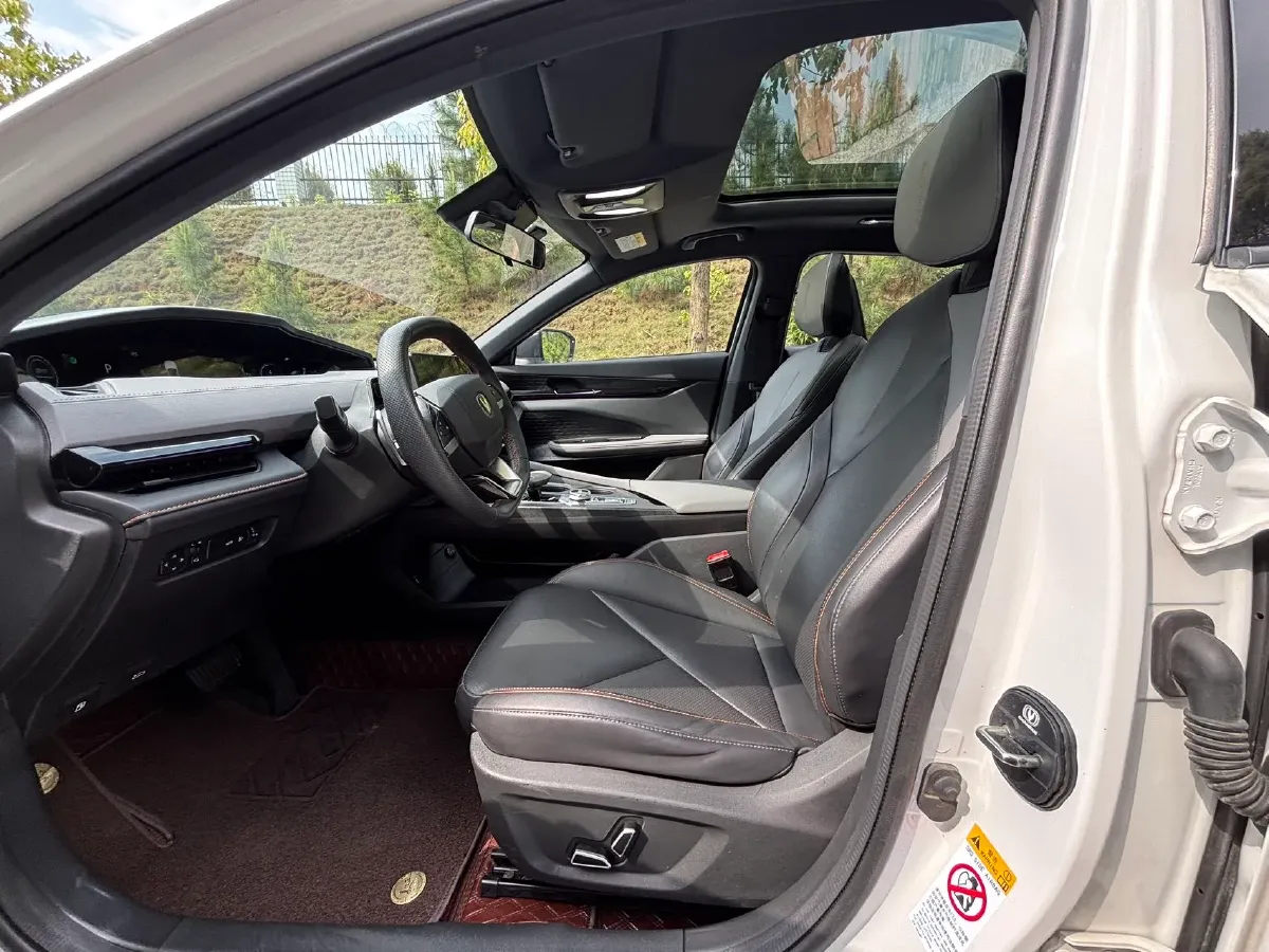 2022 ChangAn UNI-V 1.5T 188HP L4 7DCT,autocango,china used car exporter,china ev exporter,chinese used car exporter,chinese used ev exporter