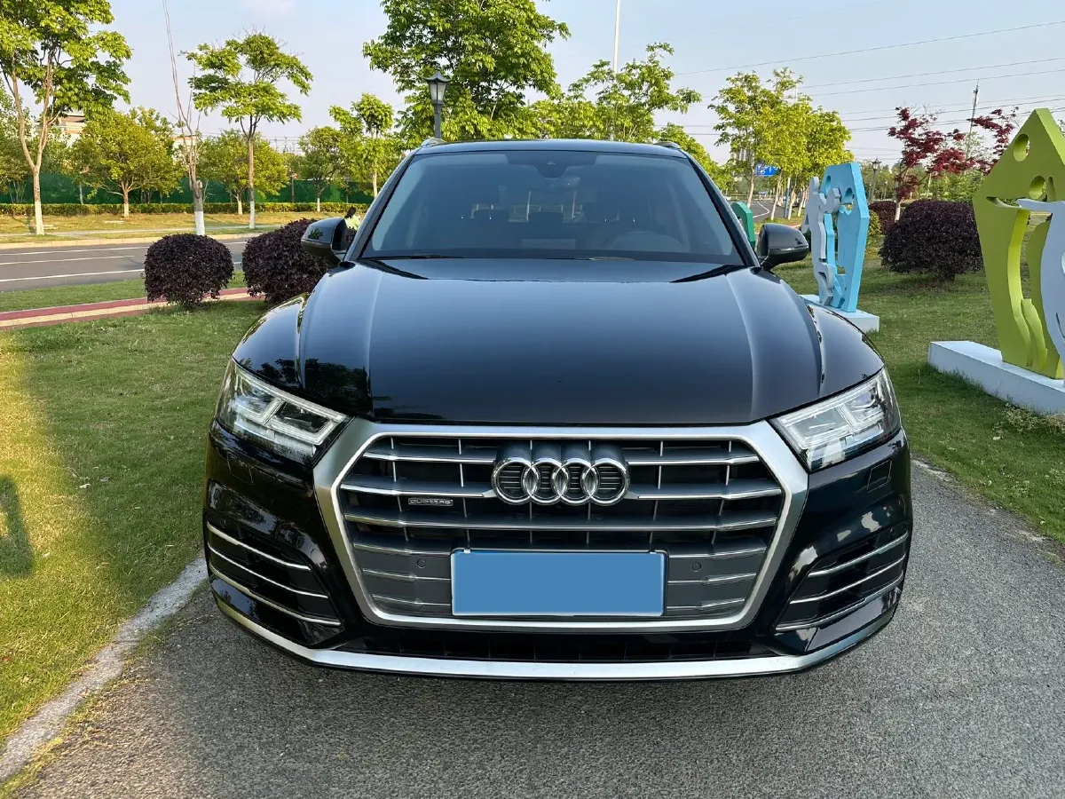 2020 Audi Q5L 2.0T 190HP L4 7DCT,autocango,china used car exporter,china ev exporter,chinese used car exporter,chinese used ev exporter