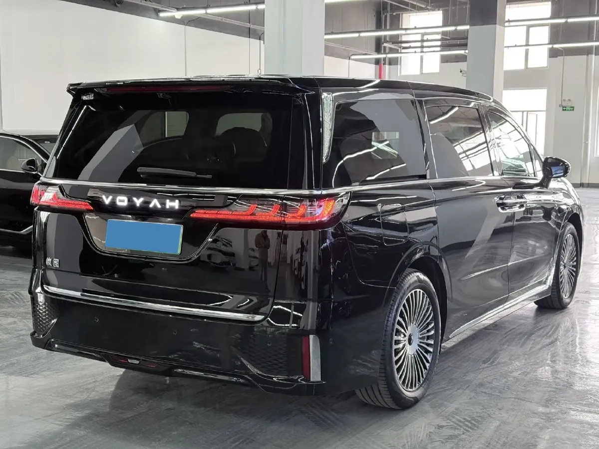 2025 Voyah Dream 1.5T 150HP L4 PHEV 41.7KWH,autocango,china used car exporter,china ev exporter,chinese used car exporter,chinese used ev exporter
