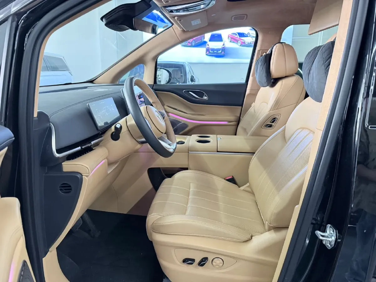 2025 Voyah Dream 1.5T 150HP L4 PHEV 41.7KWH,autocango,china used car exporter,china ev exporter,chinese used car exporter,chinese used ev exporter