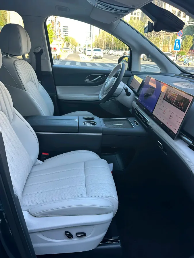 2025 Voyah Dream 1.5T 150HP L4 PHEV 41.7KWH,autocango,china used car exporter,china ev exporter,chinese used car exporter,chinese used ev exporter