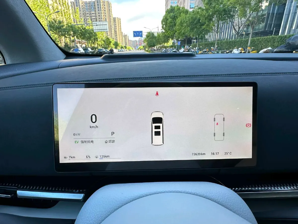 2025 Voyah Dream 1.5T 150HP L4 PHEV 41.7KWH,autocango,china used car exporter,china ev exporter,chinese used car exporter,chinese used ev exporter