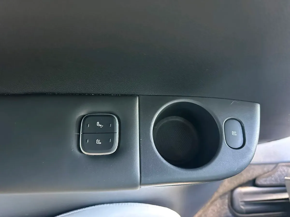 2025 Voyah Dream 1.5T 150HP L4 PHEV 41.7KWH,autocango,china used car exporter,china ev exporter,chinese used car exporter,chinese used ev exporter