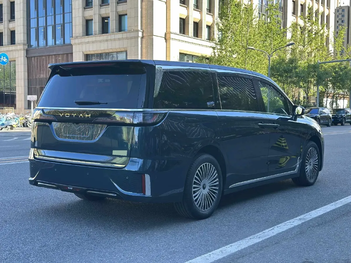 2025 Voyah Dream 1.5T 150HP L4 PHEV 41.7KWH,autocango,china used car exporter,china ev exporter,chinese used car exporter,chinese used ev exporter