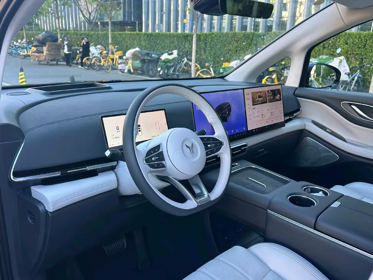 2025 Voyah Dream 1.5T 150HP L4 PHEV 41.7KWH,autocango,china used car exporter,china ev exporter,chinese used car exporter,chinese used ev exporter