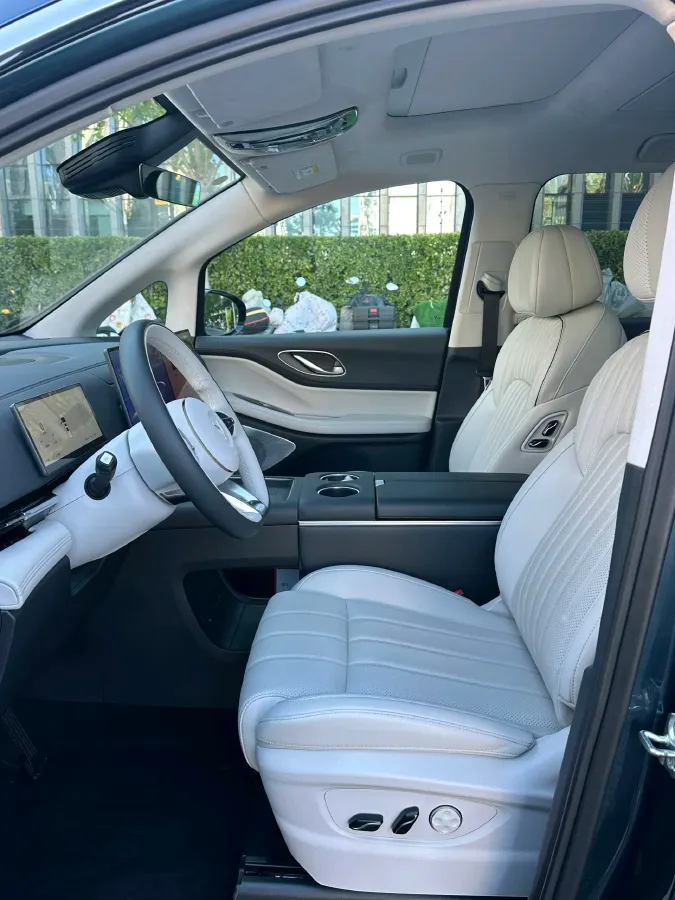 2025 Voyah Dream 1.5T 150HP L4 PHEV 41.7KWH,autocango,china used car exporter,china ev exporter,chinese used car exporter,chinese used ev exporter