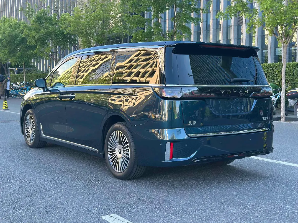 2025 Voyah Dream 1.5T 150HP L4 PHEV 41.7KWH,autocango,china used car exporter,china ev exporter,chinese used car exporter,chinese used ev exporter