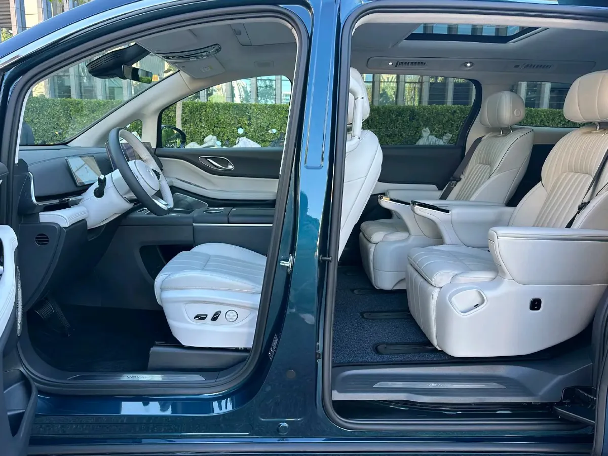 2025 Voyah Dream 1.5T 150HP L4 PHEV 41.7KWH,autocango,china used car exporter,china ev exporter,chinese used car exporter,chinese used ev exporter
