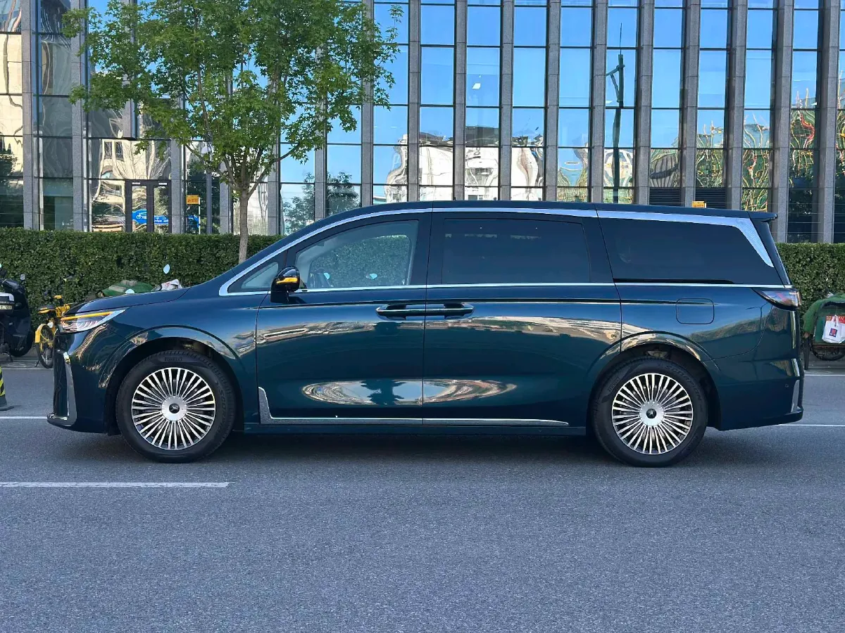 2025 Voyah Dream 1.5T 150HP L4 PHEV 41.7KWH,autocango,china used car exporter,china ev exporter,chinese used car exporter,chinese used ev exporter