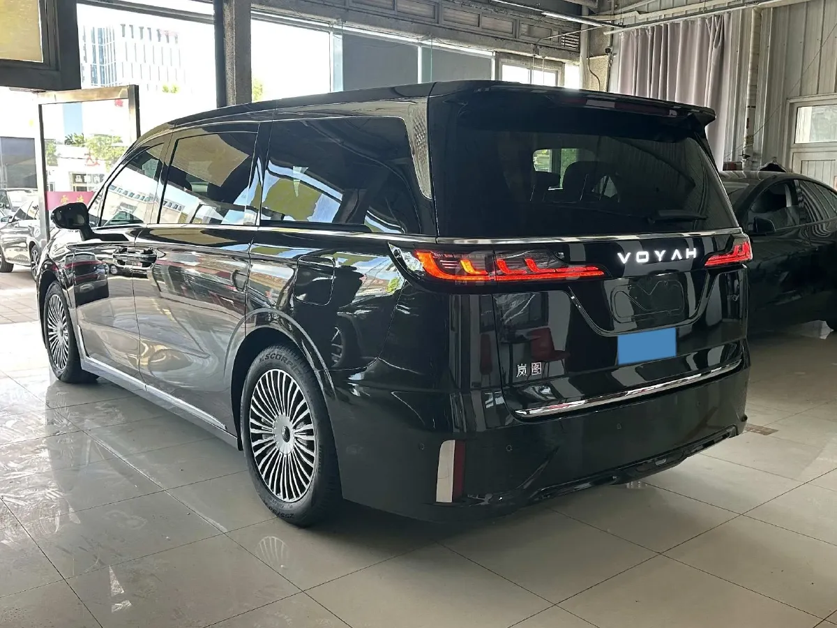 2025 Voyah Dream 1.5T 150HP L4 PHEV 41.7KWH,autocango,china used car exporter,china ev exporter,chinese used car exporter,chinese used ev exporter