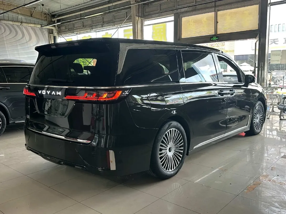 2025 Voyah Dream 1.5T 150HP L4 PHEV 41.7KWH,autocango,china used car exporter,china ev exporter,chinese used car exporter,chinese used ev exporter