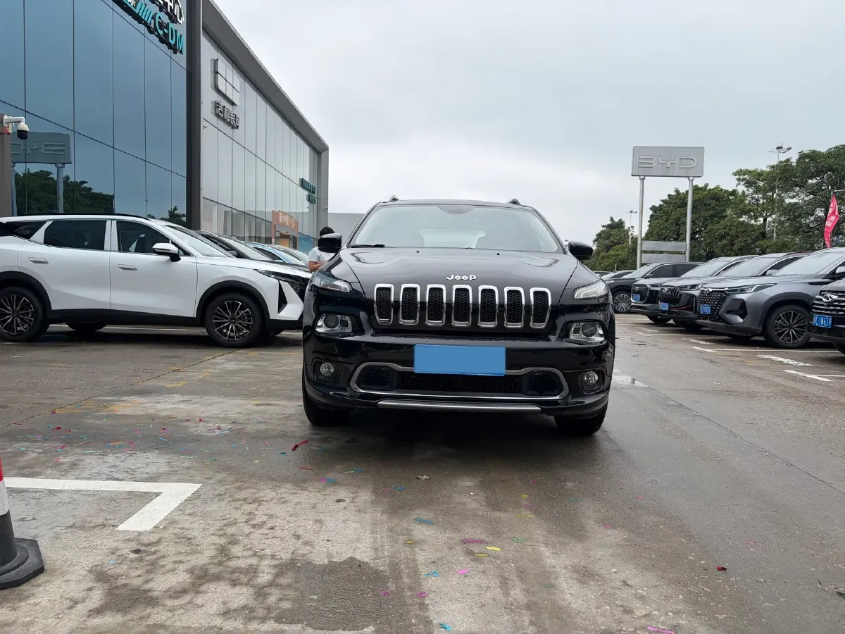 2017 Jeep Cherokee 2.4L 175HP L4 9AT,autocango,china used car exporter,china ev exporter,chinese used car exporter,chinese used ev exporter
