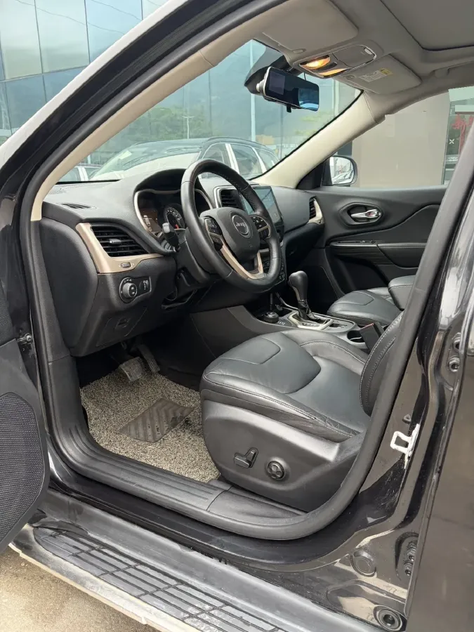 2017 Jeep Cherokee 2.4L 175HP L4 9AT,autocango,china used car exporter,china ev exporter,chinese used car exporter,chinese used ev exporter