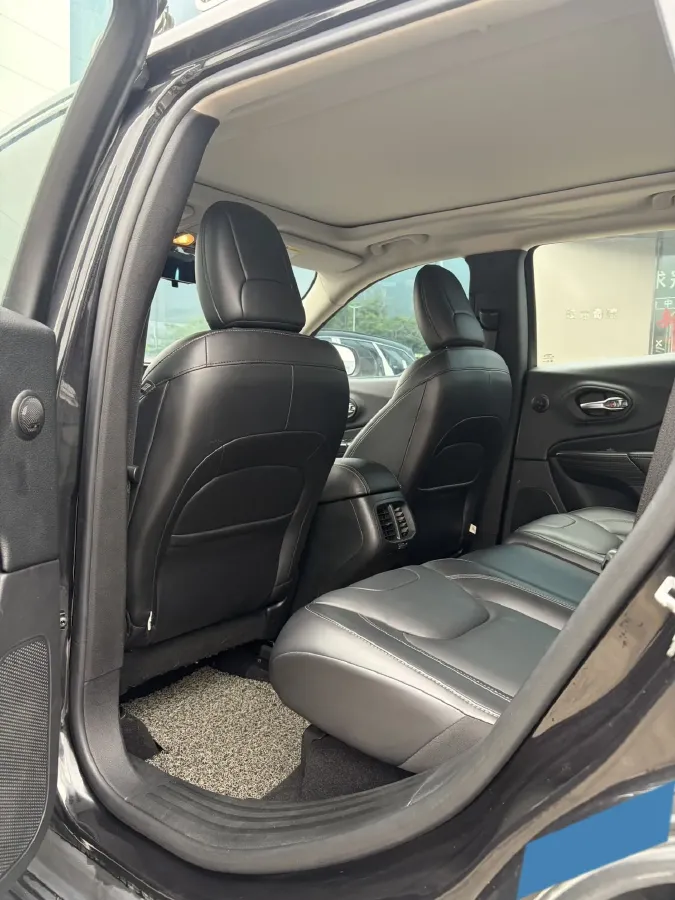 2017 Jeep Cherokee 2.4L 175HP L4 9AT,autocango,china used car exporter,china ev exporter,chinese used car exporter,chinese used ev exporter