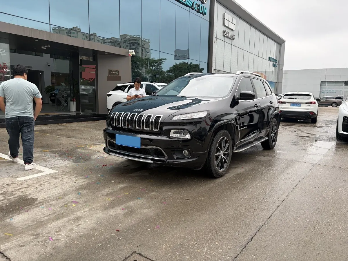 2017 Jeep Cherokee 2.4L 175HP L4 9AT,autocango,china used car exporter,china ev exporter,chinese used car exporter,chinese used ev exporter