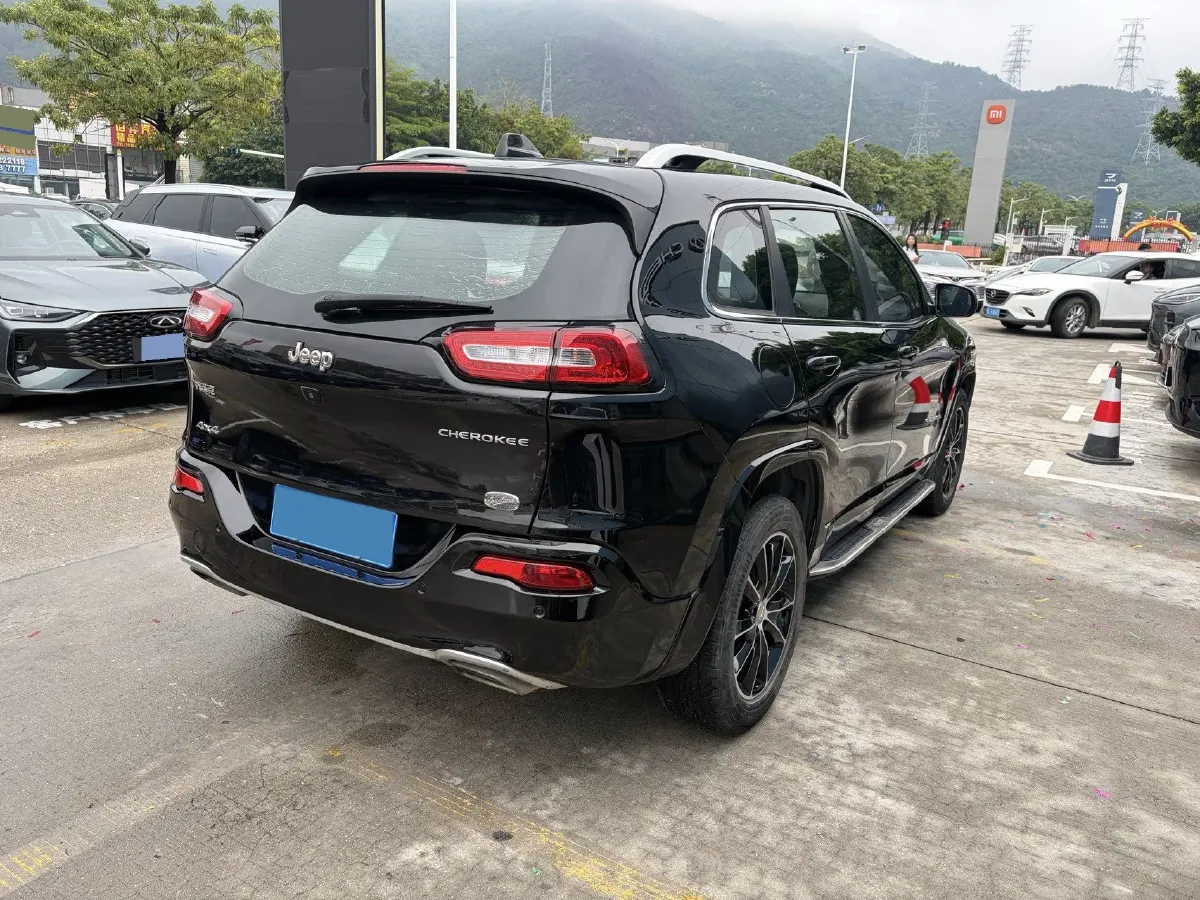 2017 Jeep Cherokee 2.4L 175HP L4 9AT,autocango,china used car exporter,china ev exporter,chinese used car exporter,chinese used ev exporter