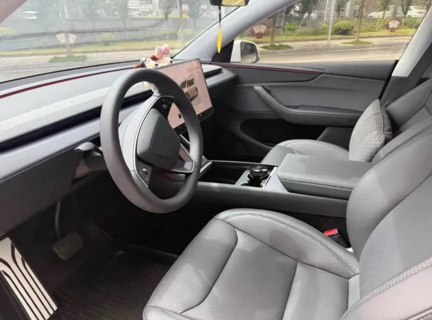 2025 Tesla Model Y BEV 62.5KWH,autocango,china used car exporter,china ev exporter,chinese used car exporter,chinese used ev exporter