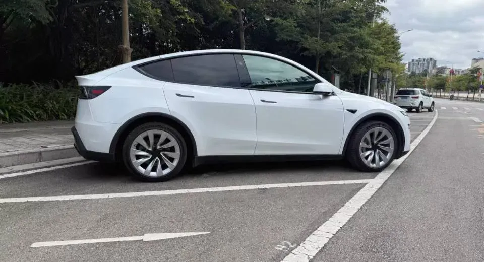 2025 Tesla Model Y BEV 62.5KWH,autocango,china used car exporter,china ev exporter,chinese used car exporter,chinese used ev exporter