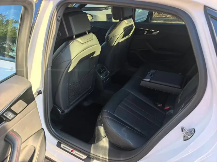 2024 Audi A4L 2.0T 190HP L4 7DCT,autocango,china used car exporter,china ev exporter,chinese used car exporter,chinese used ev exporter