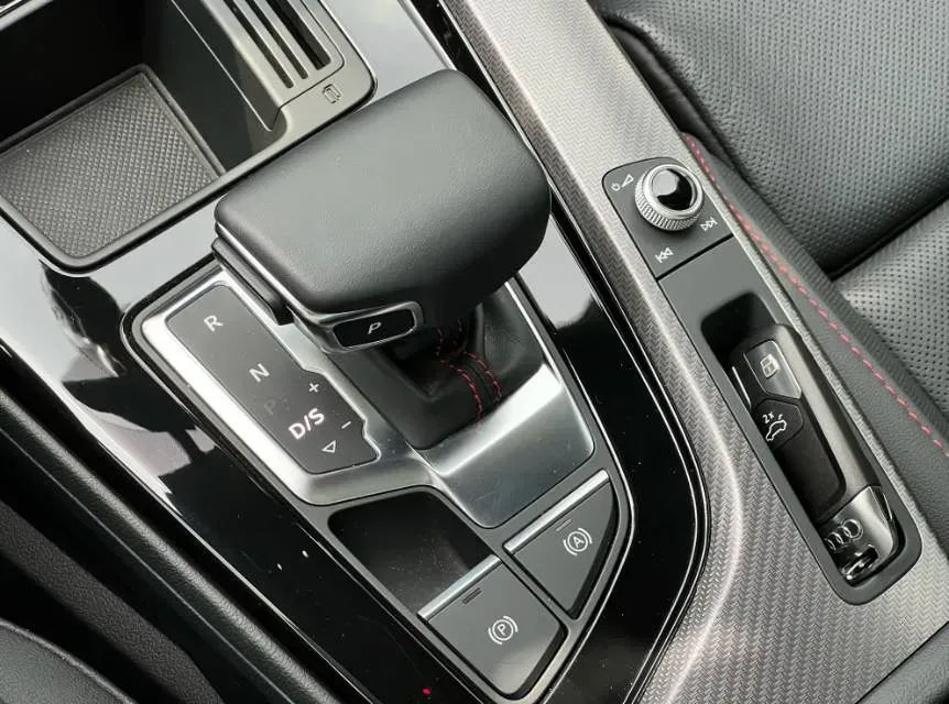 2022 Audi A4L 2.0T 190HP L4 7DCT,autocango,china used car exporter,china ev exporter,chinese used car exporter,chinese used ev exporter