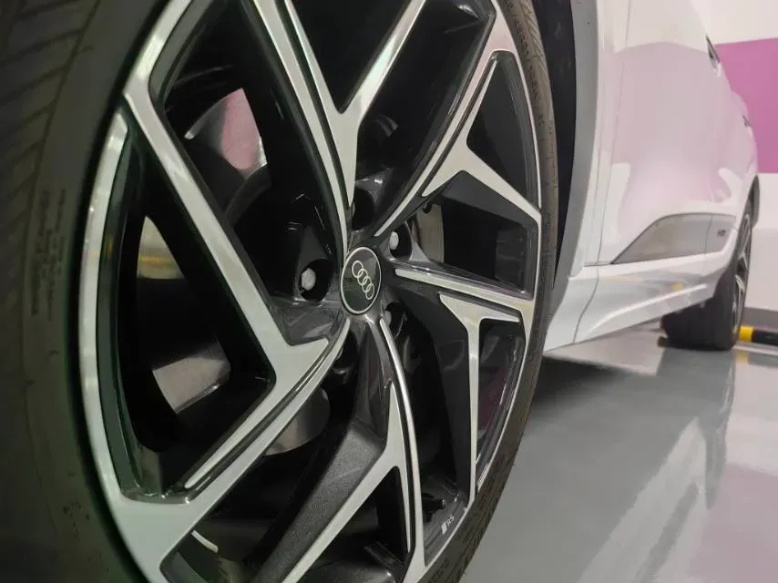 2025 Audi Q5L 2.0T 245HP L4 7DCT,autocango,china used car exporter,china ev exporter,chinese used car exporter,chinese used ev exporter