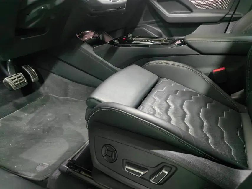 2025 Audi Q5L 2.0T 245HP L4 7DCT,autocango,china used car exporter,china ev exporter,chinese used car exporter,chinese used ev exporter