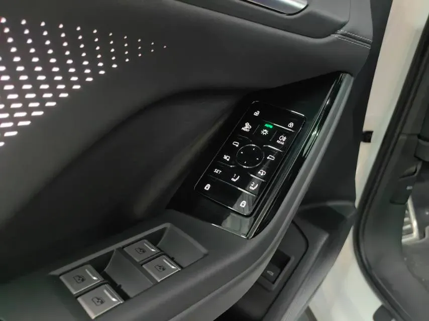 2025 Audi Q5L 2.0T 245HP L4 7DCT,autocango,china used car exporter,china ev exporter,chinese used car exporter,chinese used ev exporter