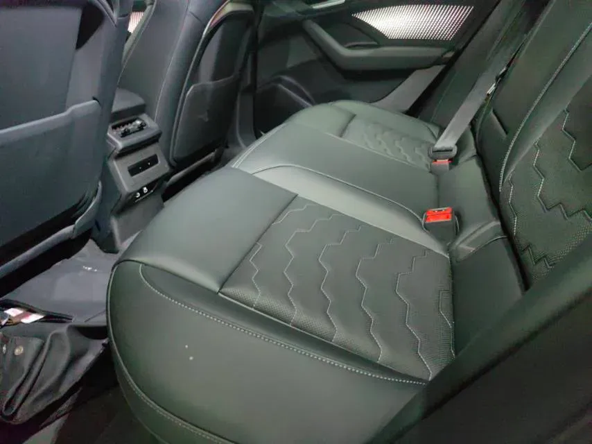 2025 Audi Q5L 2.0T 245HP L4 7DCT,autocango,china used car exporter,china ev exporter,chinese used car exporter,chinese used ev exporter