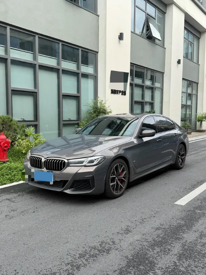 2022 BMW 5 Series 2.0T 252HP L4 8AT,autocango,china used car exporter,china ev exporter,chinese used car exporter,chinese used ev exporter