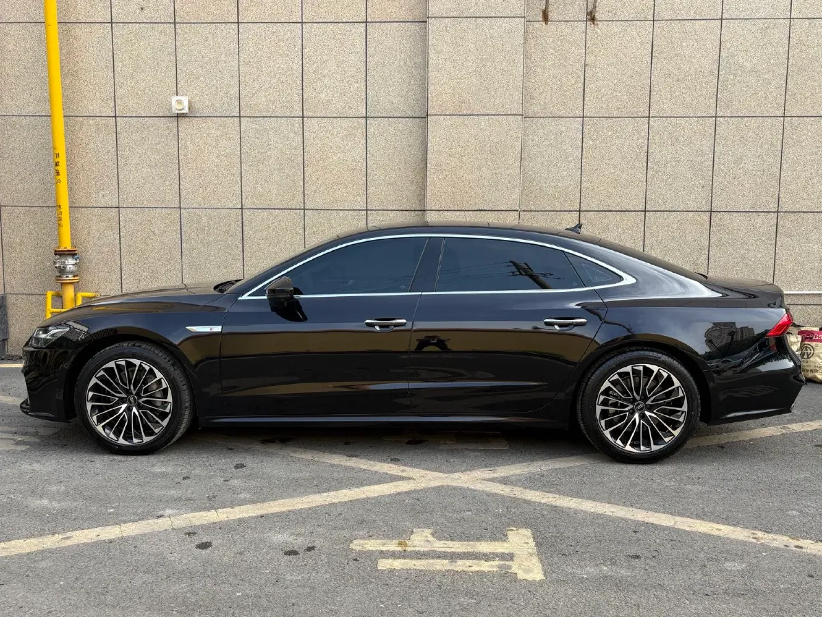 2022 Audi A7L 2.0T 245HP L4 7DCT,autocango,china used car exporter,china ev exporter,chinese used car exporter,chinese used ev exporter