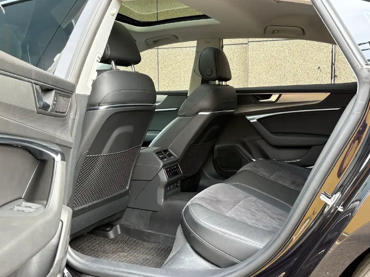 2022 Audi A7L 2.0T 245HP L4 7DCT,autocango,china used car exporter,china ev exporter,chinese used car exporter,chinese used ev exporter