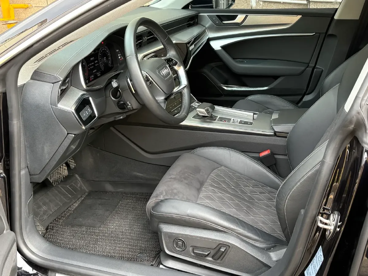 2022 Audi A7L 2.0T 245HP L4 7DCT,autocango,china used car exporter,china ev exporter,chinese used car exporter,chinese used ev exporter