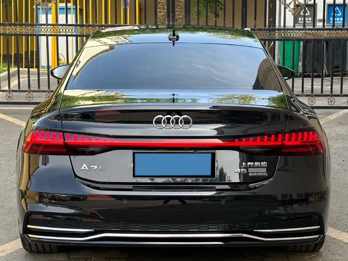 2022 Audi A7L 2.0T 245HP L4 7DCT,autocango,china used car exporter,china ev exporter,chinese used car exporter,chinese used ev exporter