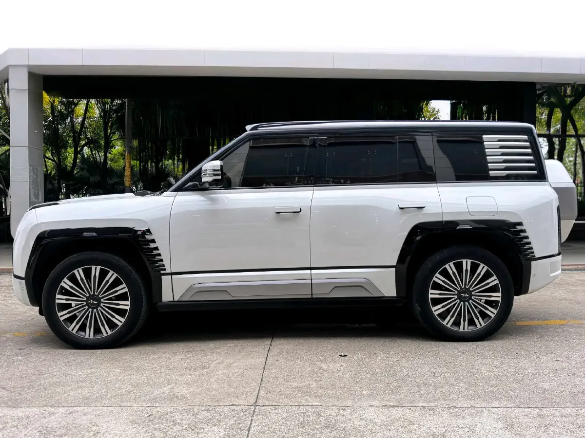 2023 YangWang U8 2.0T 272HP L4 REEV 49.05KWH,autocango,china used car exporter,china ev exporter,chinese used car exporter,chinese used ev exporter