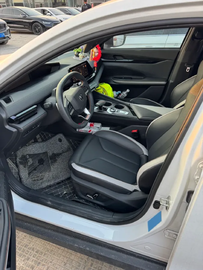 2023 ChangAn UNI-V 1.5T 188HP L4 7DCT,autocango,china used car exporter,china ev exporter,chinese used car exporter,chinese used ev exporter