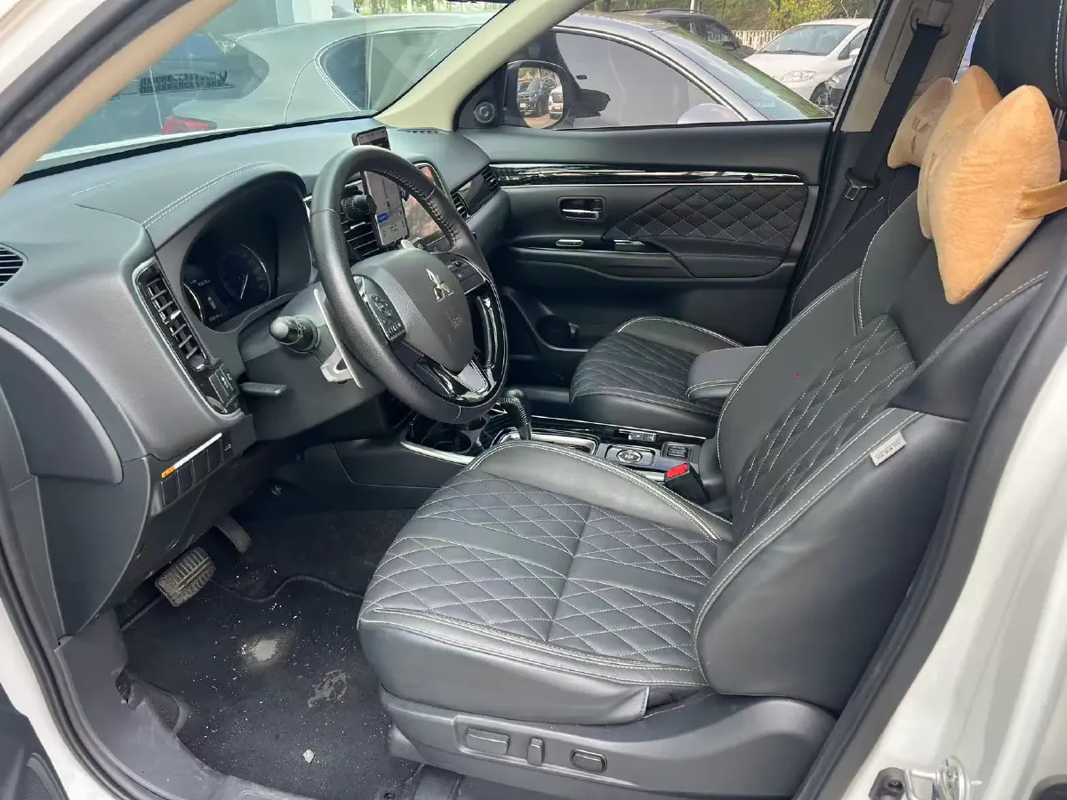 2021 Mitsubishi Outlander 2.4L 192HP L4 CVT,autocango,china used car exporter,china ev exporter,chinese used car exporter,chinese used ev exporter