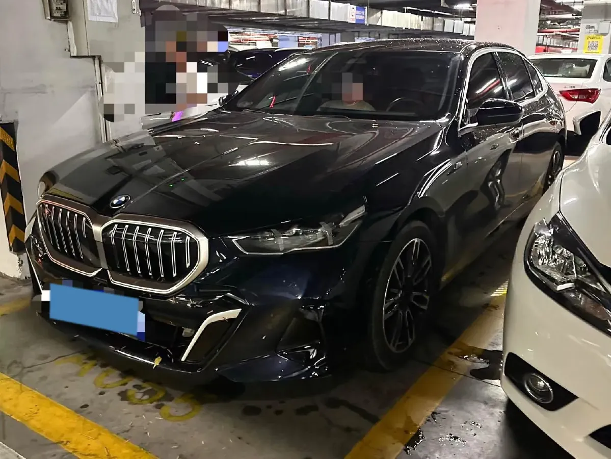 2025 BMW 5 Series 2.0T 258HP L4 8AT,autocango,china used car exporter,china ev exporter,chinese used car exporter,chinese used ev exporter
