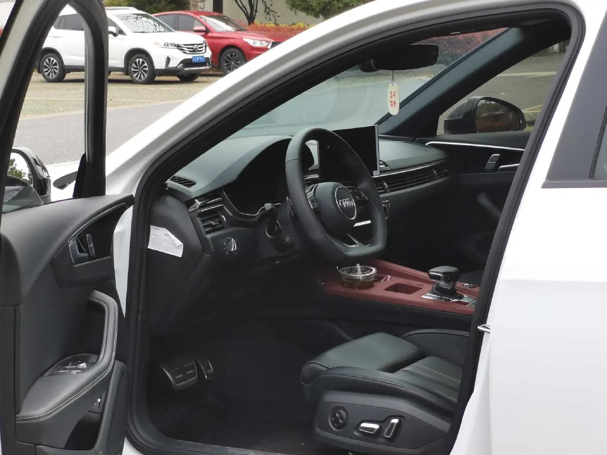 2024 Audi A4L 2.0T 190HP L4 7DCT,autocango,china used car exporter,china ev exporter,chinese used car exporter,chinese used ev exporter